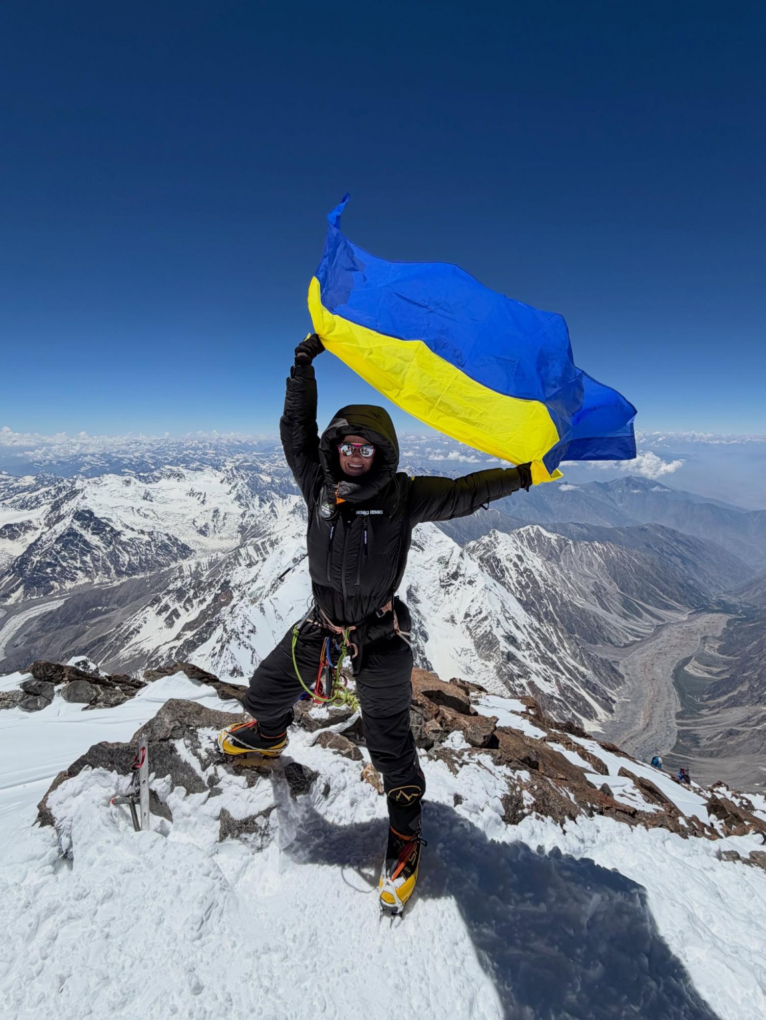60 лиц на "Горе-убийце": как украинская альпинистка почтила память погибших на войне коллег